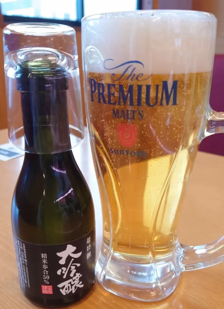 「超特選 日本盛 大吟醸」と生ビールジョッキ