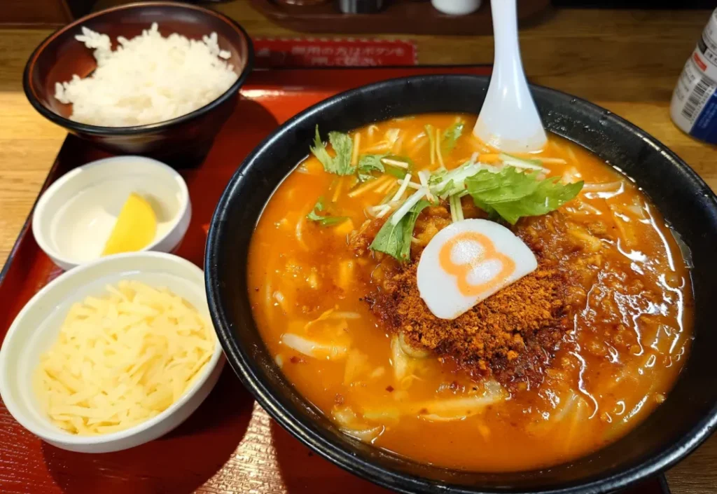 アジアンスパイシー野菜トマトらーめん とろけるチーズと〆のご飯